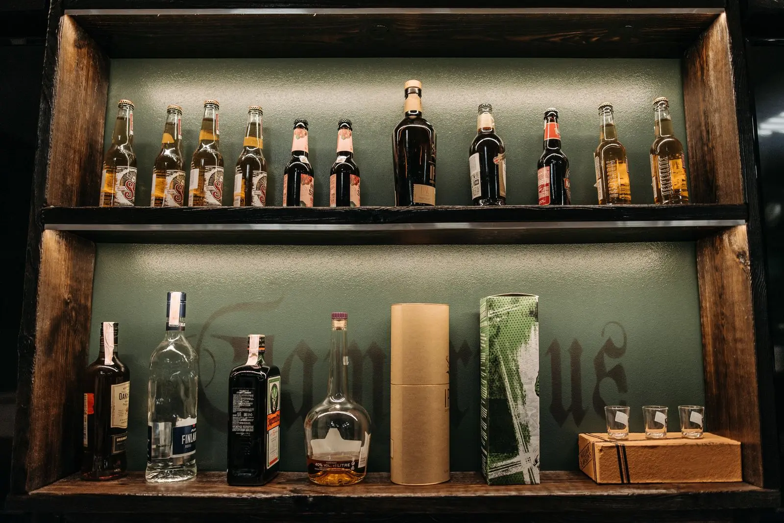 Serbischer schnaps – Glas und Flasche mit serbischem Schnaps auf einem Holztisch