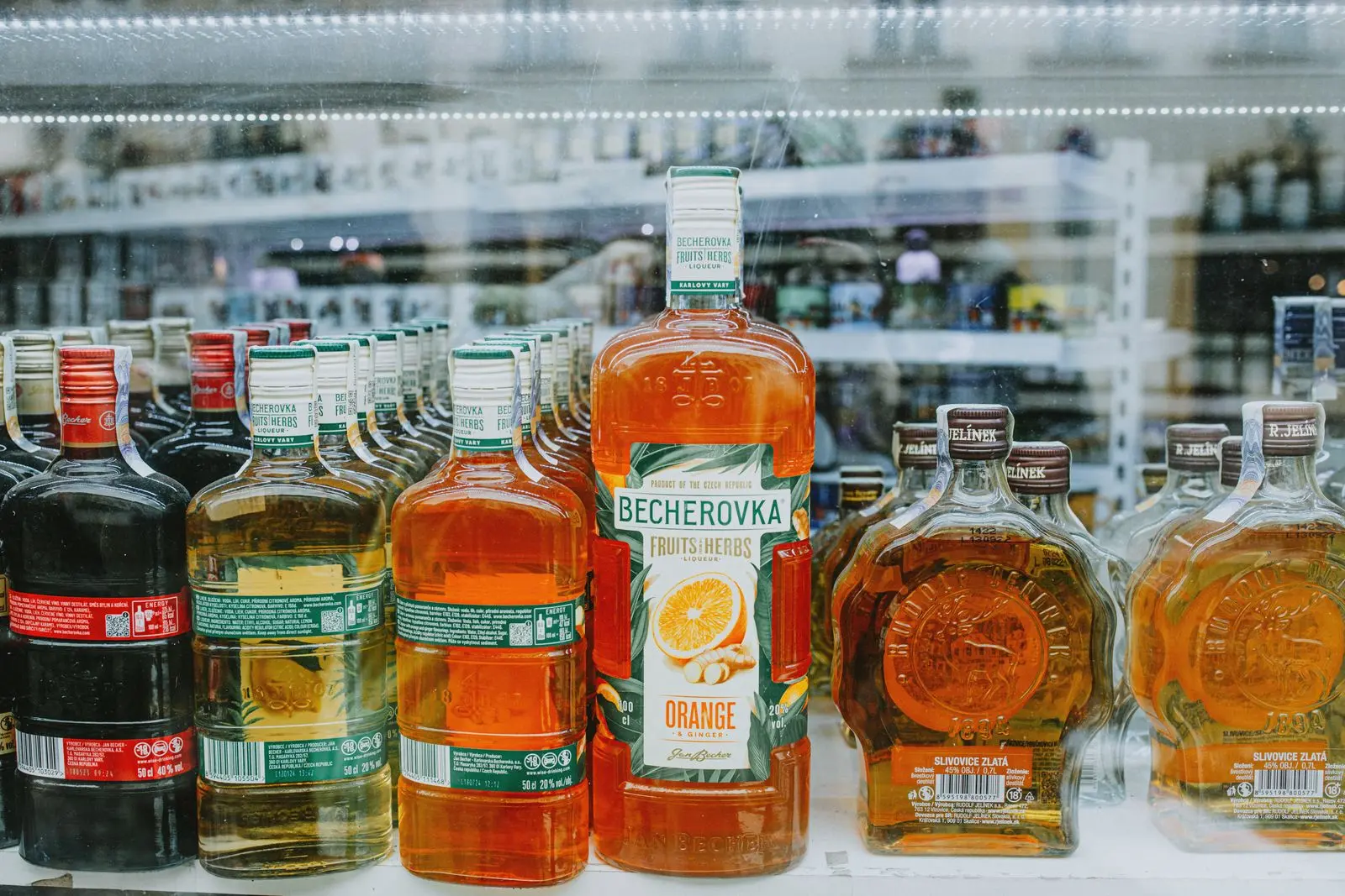 Serbischer Schnaps in traditionellen Flaschen auf einem rustikalen Tisch