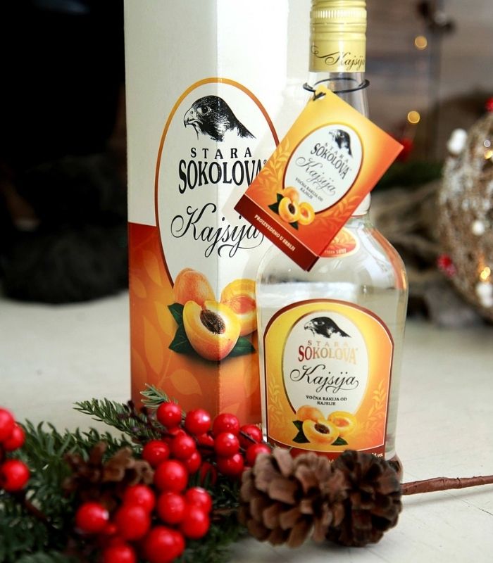stara sokolova kajsija aprikosenbrand rakija vino